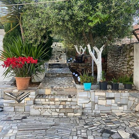 Flora'S Place Sarandë Exteriör bild