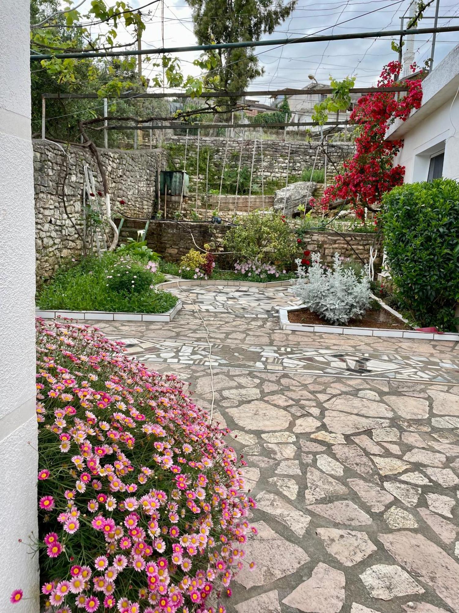 Flora'S Place Sarandë Exteriör bild