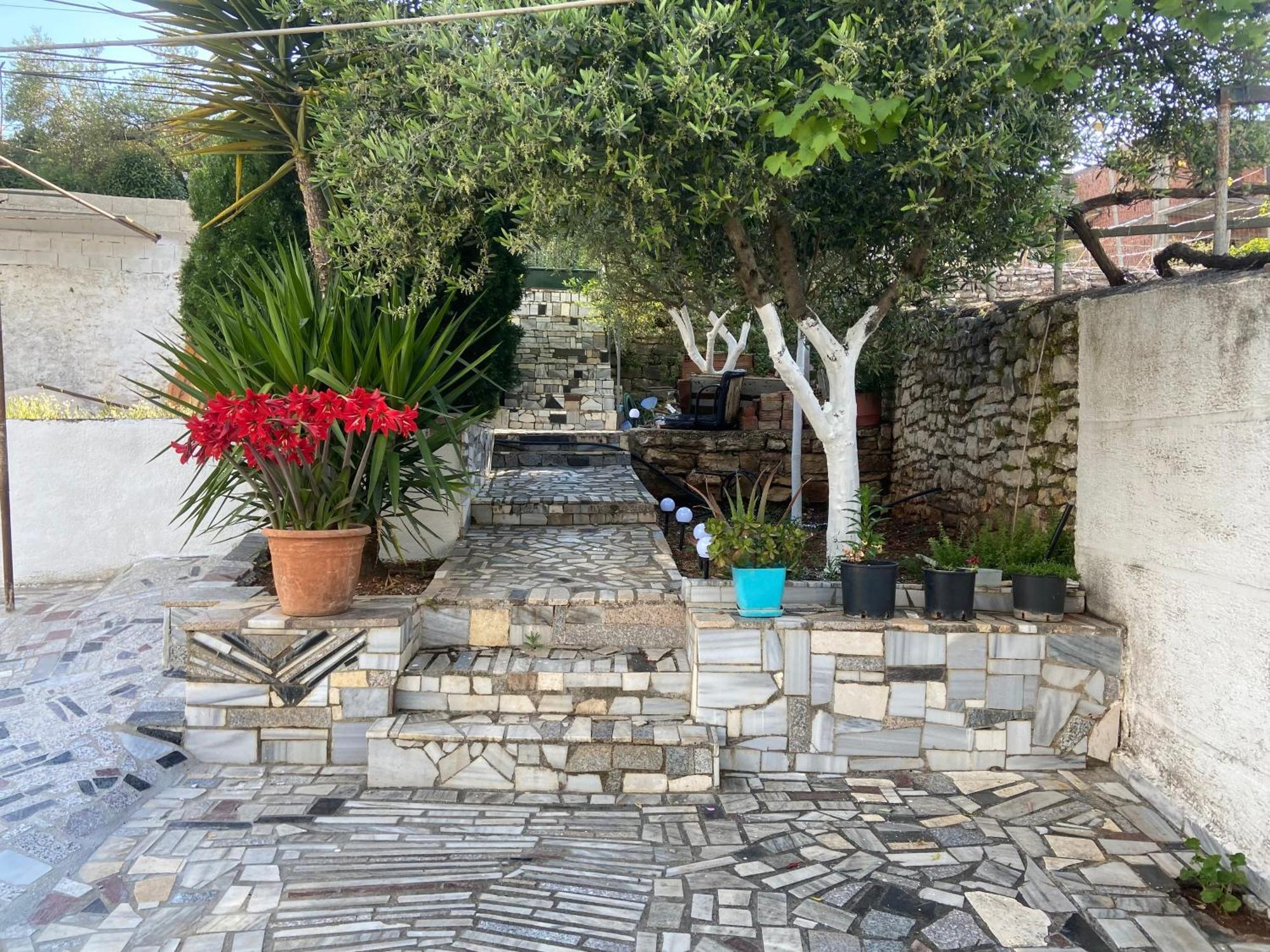 Flora'S Place Sarandë Exteriör bild